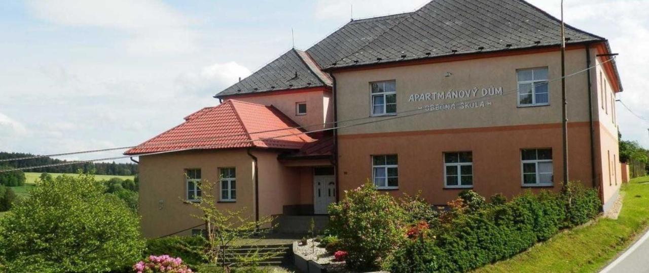 Apartmanovy Dum Obecna Skola Svetlik المظهر الخارجي الصورة